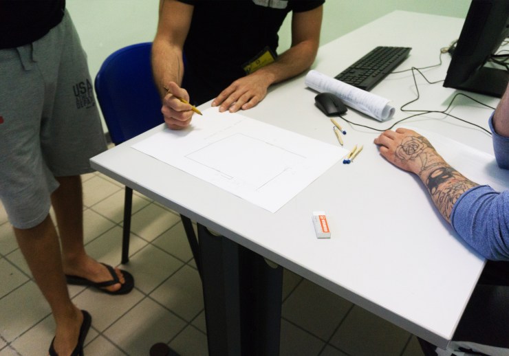 Nella rete oltre il muro carcere Fossano