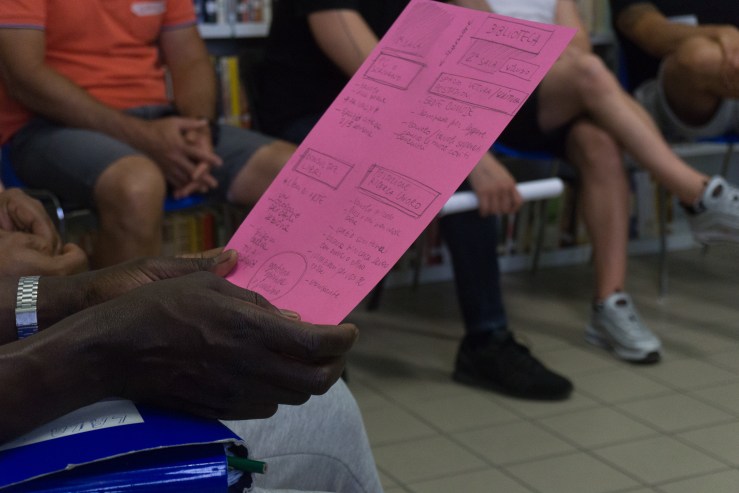 Nella rete oltre il muro carcere Fossano